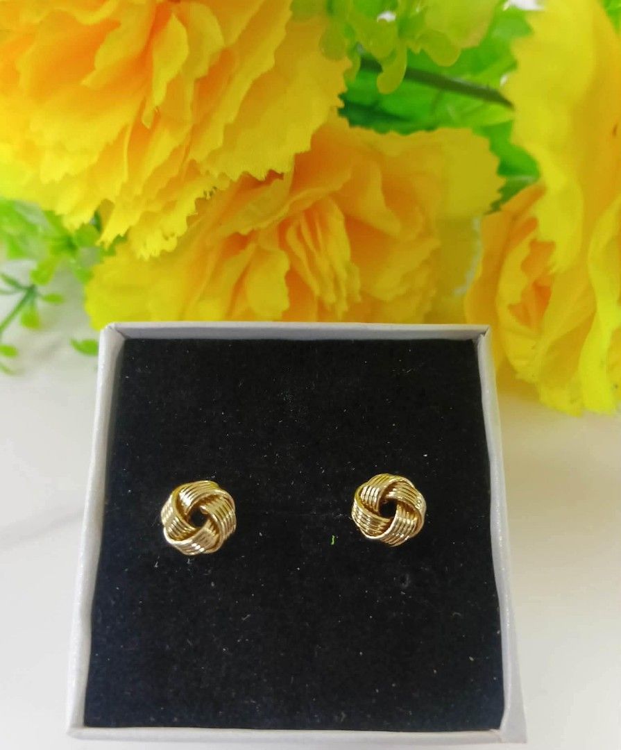 14K Vermeil Gold Stud Earrings (Category: Earrings) located in Caloocan City. Submitted by cheskhaionlinestore2.0 (Listing ID 1463171186, Image 3). Description: New Collection 🥰 14k GOLD VERMEIL Super Sale ⚡ Stud Earrings ₱799 only📌 What is Vermeil Gold? 14K Vermiel Gold Gold vermeil (pronounced ver-may) is a high-quality type of gold-plated jewelry defined by a sterling silver base metal, a thick gold layer (at least 2.5 microns), and a gold p