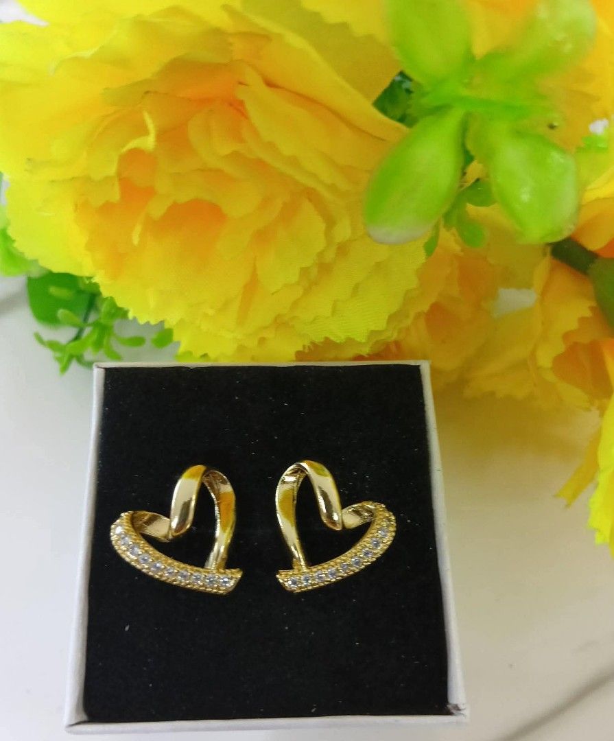 14K Vermeil Gold Stud Earrings (Category: Earrings) located in Caloocan City. Submitted by cheskhaionlinestore2.0 (Listing ID 1463174244, Image 2). Description: New Collection 🥰 14k GOLD VERMEIL Super Sale ⚡ Stud Earrings ₱750 only📌 What is Vermeil Gold? 14K Vermiel Gold Gold vermeil (pronounced ver-may) is a high-quality type of gold-plated jewelry defined by a sterling silver base metal, a thick gold layer (at least 2.5 microns), and a gold p