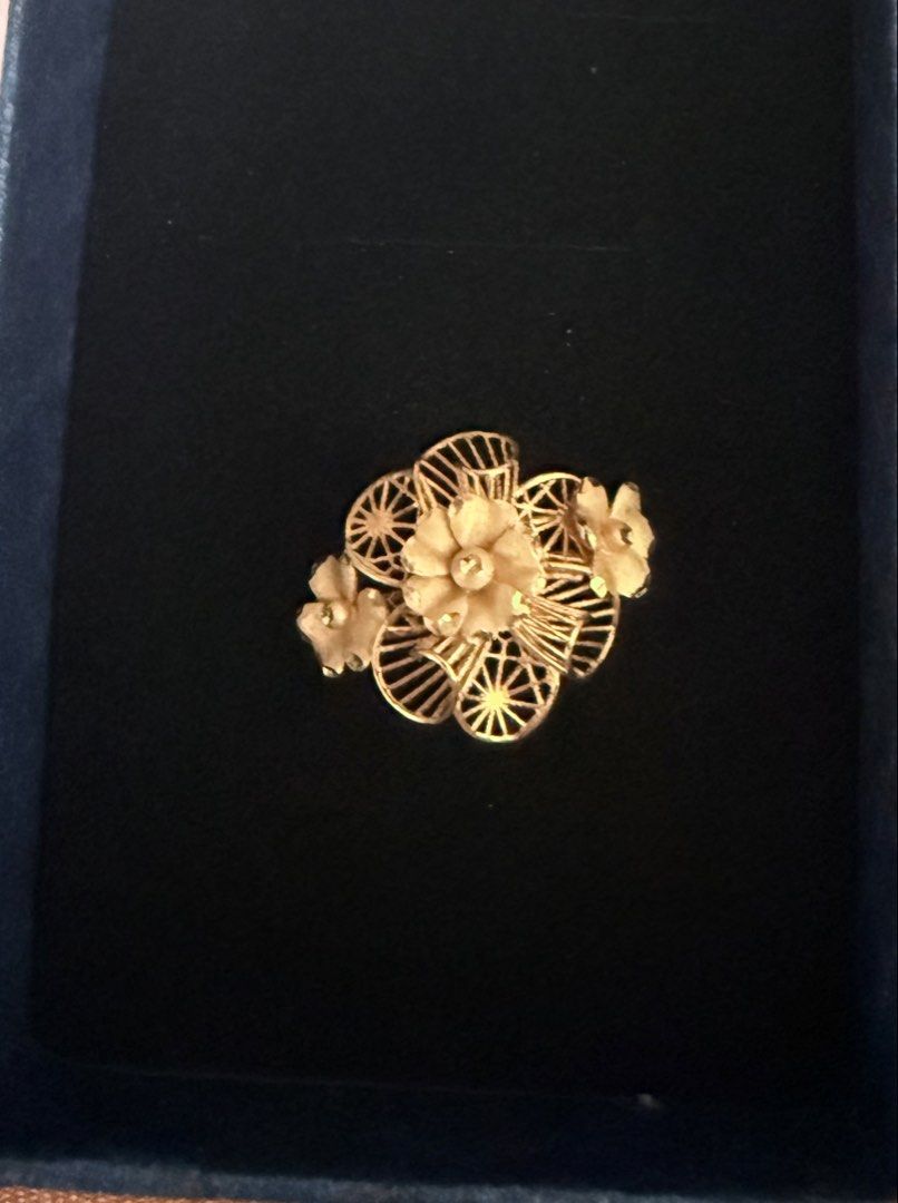 18K Saudi Gold Flower Ring (Category: Rings) located in Lucena. Submitted by sgp1013 (Listing ID 1463136114, Image 1). Description: 18K Saudi Gold Ring Legit pawnable Approx. 2.09 grams Size 6 Almost new I accept COP or COD via LBC with down payment. .