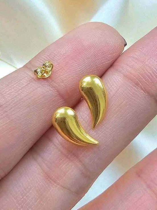 18K Saudi Gold Teardrops Stud Earrings (Category: Earrings) located in Caloocan City. Submitted by cheskhaionlinestore2.0 (Listing ID 1463156434, Image 3). Description: 18K Pure Saudi Gold Teardrop Earrings ₱3400 only 📌 🍒 Pawnable/ Nasasangla💯 🍒 Brandnew 💯 🍒 Ship via JNT/ LBC 🍒 Lalamove for same day delivery 🍒 We accept COD COP with downpayment to avoid cancellation of orders ⚡ How to Order? Please feel free to message us directly 🙏🏻 Ch