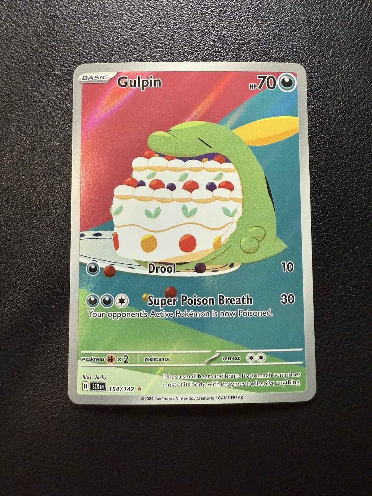 2024 Pokemon SCR EN #154/142 - Gulpin- Illustration Rare （分類：原色卡片）位於 Hong Kong。 由 carousellglobal_hk 提交（商品編號 1451148275，圖片 1）。簡介： [Attribute/MTG:Color] Darkness [Autographed] No [Character] Gulpin [Year Manufactured] 2024 [Material] Card Stock [Graded] No [Country of Origin] United States [Rarity] Illustration Rare [Game] Pokémon TCG [Set] Sv07: Stellar Crown [Language] English [Illustrator] Jerky [Card Name] Gulpin [HP] 70 [Manufacturer] The Pok