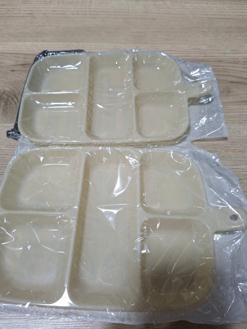 2 PCS GRID PLATES (Category: Dinnerware & Cutlery) located in Las Pinas. Submitted by annachiaonair2037 (Listing ID 1463264845, Image 1). Description: 2 PIECES GRID PLATES FOR MEAL PREP, SIDE DISHES FOR HOT POT,ETC MADE OF PET PLASTIC FROM JAPAN both for only 320.