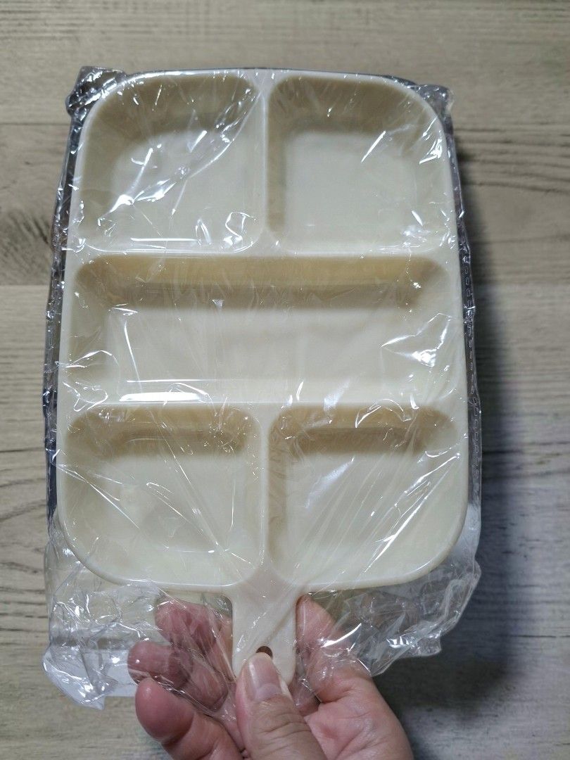 2 PCS GRID PLATES (Category: Dinnerware & Cutlery) located in Las Pinas. Submitted by annachiaonair2037 (Listing ID 1463264845, Image 2). Description: 2 PIECES GRID PLATES FOR MEAL PREP, SIDE DISHES FOR HOT POT,ETC MADE OF PET PLASTIC FROM JAPAN both for only 320.