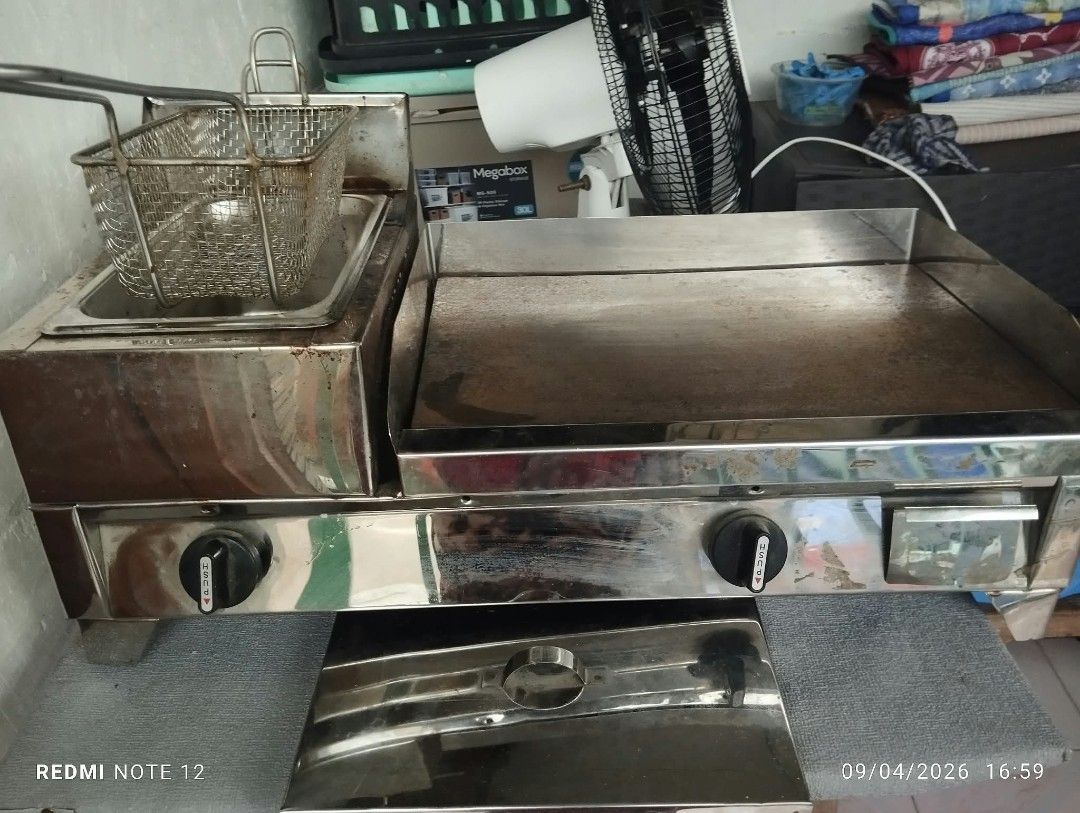 2-in-1 Burger Griller with Deep Fryer (Category: Cookware & Accessories) located in Tanza. Submitted by danbam2020 (Listing ID 1463143437, Image 3). Description: Days lang nagamit at na stock lang dahil nag sara ang business. maayos pa, lilinisin na lang dahil naitago ng buwan..