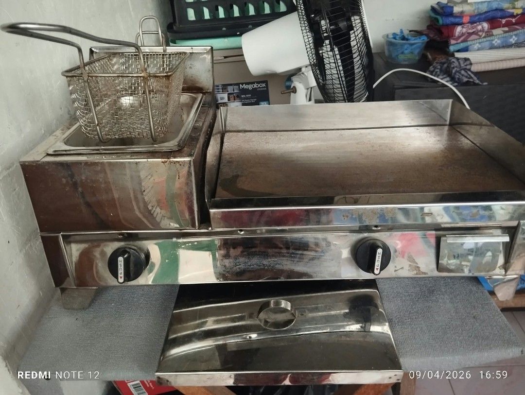 2-in-1 Burger Griller with Deep Fryer (Category: Cookware & Accessories) located in Tanza. Submitted by danbam2020 (Listing ID 1463143437, Image 2). Description: Days lang nagamit at na stock lang dahil nag sara ang business. maayos pa, lilinisin na lang dahil naitago ng buwan..