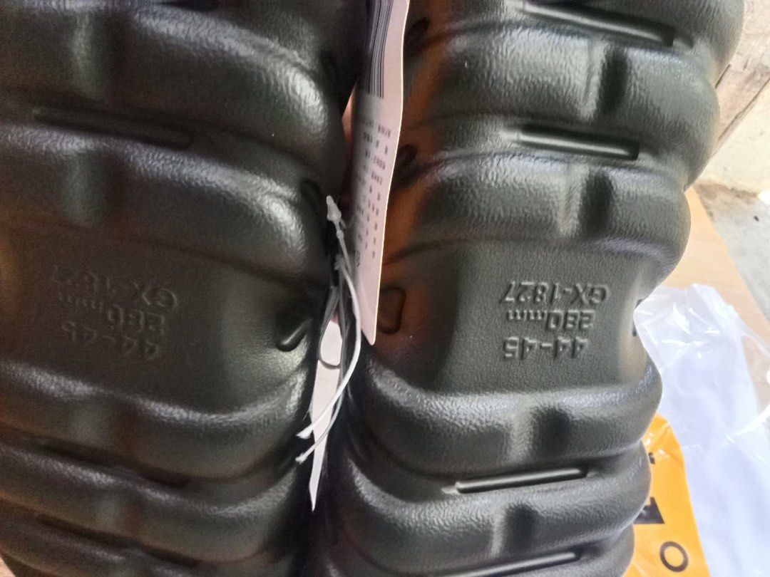 361 Degrees Black Clogs Sandals Size 42-43 (Category: Slippers & Slides) located in Manila. Submitted by whenn_1985 (Listing ID 1463166545, Image 3). Description: - Brand: 361 Degrees - Color: Black - Size: 42-43 44-45 - Features: Comfortable, easy slip-on, good grip soles - Ideal for: Everyday wear, outdoor activities - Condition: Sold as a pair.