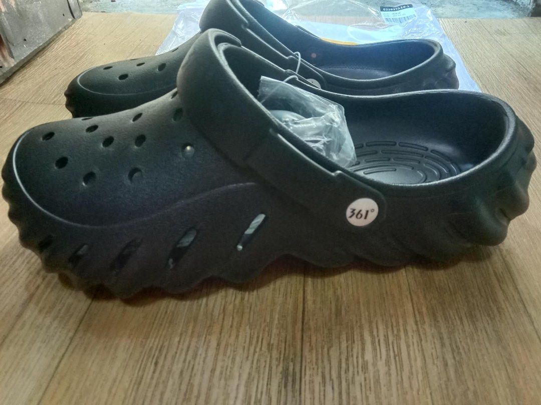 361 Degrees Black Clogs Sandals Size 42-43 (Category: Slippers & Slides) located in Manila. Submitted by whenn_1985 (Listing ID 1463166545, Image 2). Description: - Brand: 361 Degrees - Color: Black - Size: 42-43 44-45 - Features: Comfortable, easy slip-on, good grip soles - Ideal for: Everyday wear, outdoor activities - Condition: Sold as a pair.