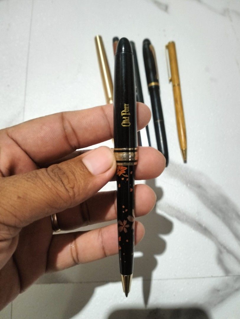 8 vintage pens from Japan (Category: Stationery & School Supplies) located in Solana. Submitted by allgoodst.s (Listing ID 1463267843, Image 2). Description: 8 vintage pens mixed, ballpen, mechanical pencil etc. all good condition issues: mostly need refill some inks 2k but negotiable.