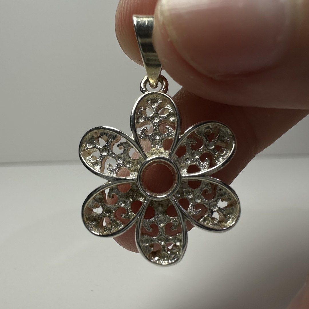 925 silver flower pendant 1.8g (Category: Charms) located in Pakil. Submitted by primrosehearts (Listing ID 1463291329, Image 1). Description: authentic 925 italy silver with stamping hypoallergenic grams: 1.8g.