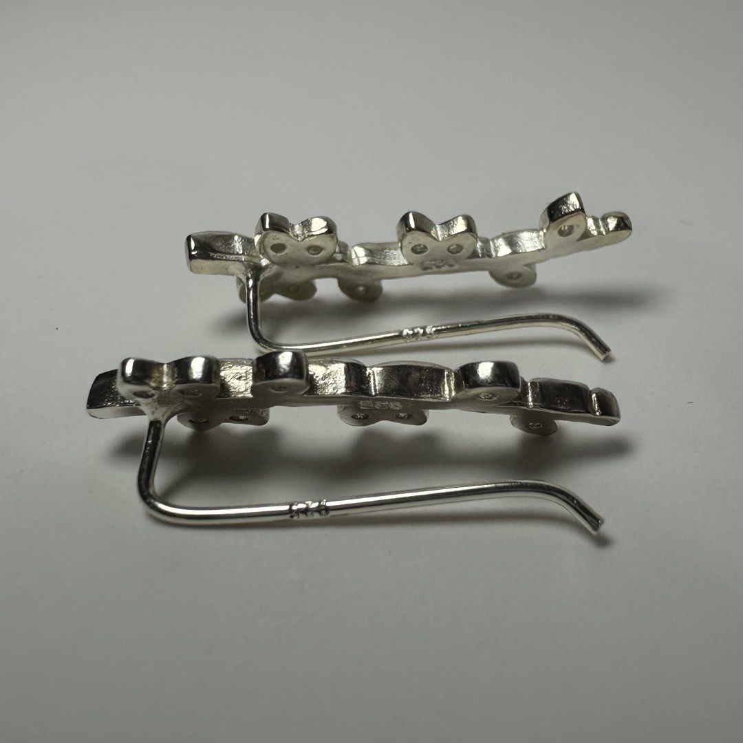 925 silver leaves ear climber earrings 2.4g (Category: Earrings) located in Pakil. Submitted by primrosehearts (Listing ID 1463285128, Image 2). Description: authentic 925 italy silver with stamping hypoallergenic grams: 2.4g.