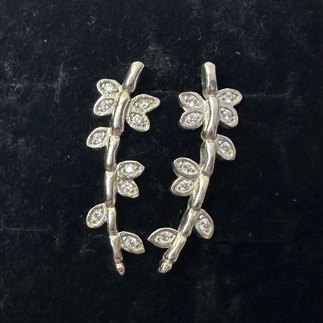 925 silver leaves ear climber earrings 2.4g (Category: Earrings) located in Pakil. Submitted by primrosehearts (Listing ID 1463285128, Image 1). Description: authentic 925 italy silver with stamping hypoallergenic grams: 2.4g.