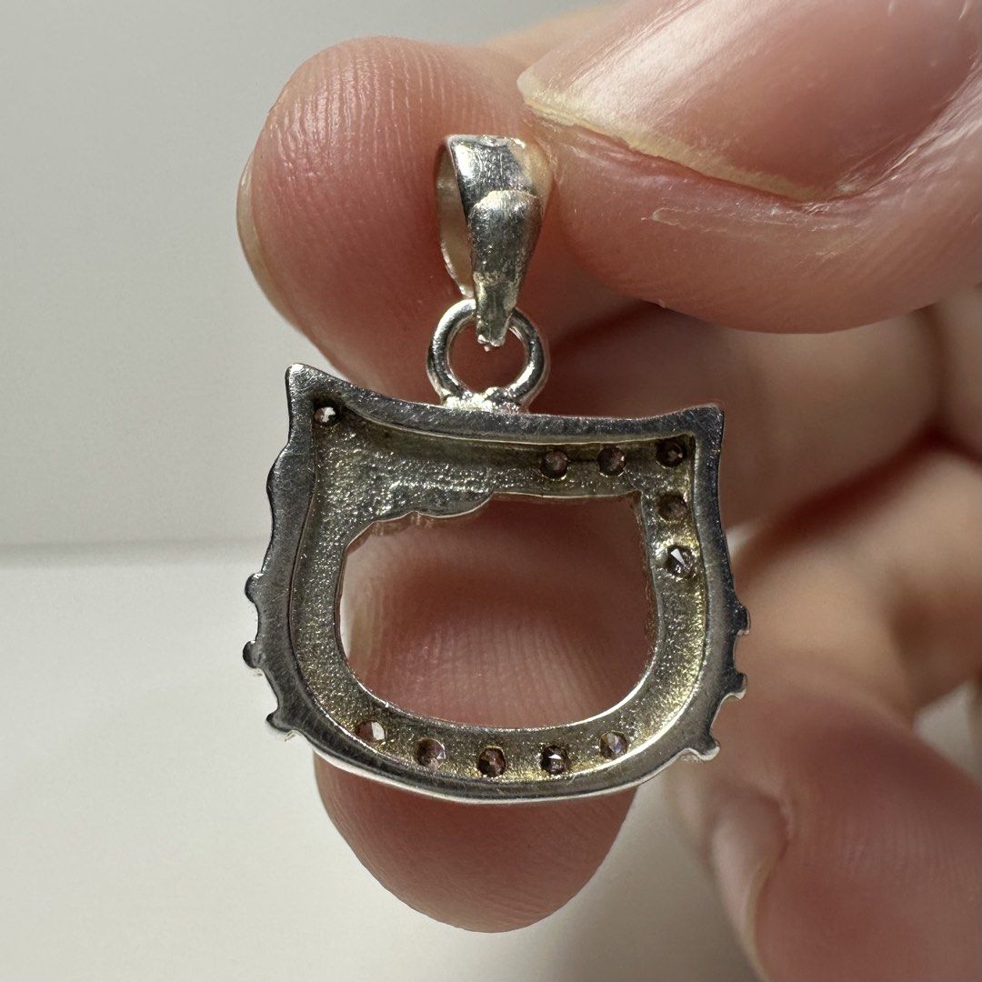 925 silver studded hello kitty pendant 1.4g (Category: Charms) located in Pakil. Submitted by primrosehearts (Listing ID 1463292177, Image 2). Description: authentic 925 italy silver with stamping hypoallergenic grams: 1.4g.