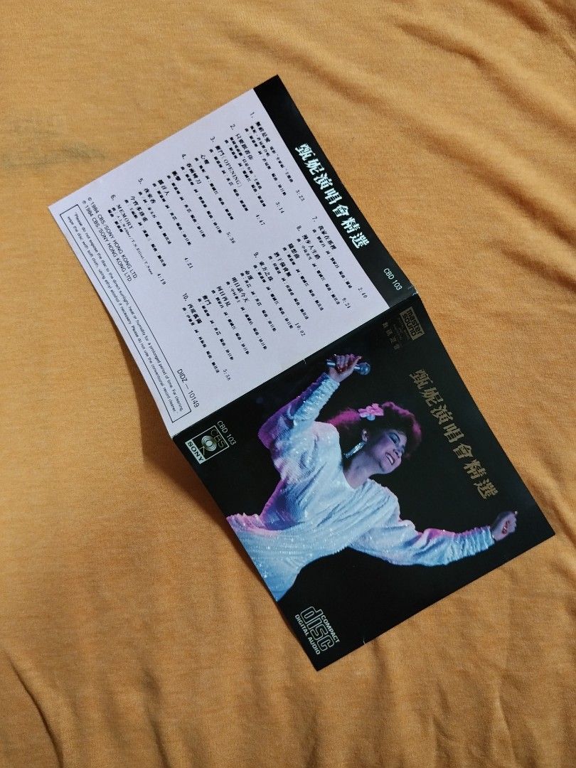 甄妮演唱會精選 （分類：音樂與媒體 - CD 及 DVD）位於 Hong Kong。 由 livegem_57df61 提交（商品編號 1463269208，圖片 3）。簡介： 1984年，日本CBS/SONY，11A1+++++，內圈全圈凸字、冇ifpi、冇電腦紋、冇花冇痕，如同全新一樣。封底冇barcode。 只接受見面交收、HK cash，檢視商品後，售後不退不換。 可於港鐵站：中環/銅鑼灣/北角/佐敦/油麻地/宋皇台/旺角/太子/油塘等站交收。。