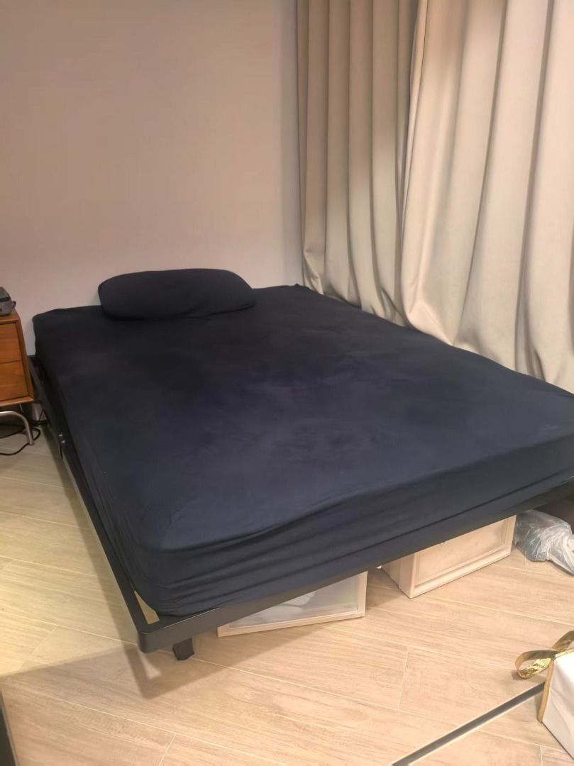 雅蘭床褥 浮床架 135x190cm （分類：床架及床褥）位於 Hong Kong。 由 bunnyjane63755 提交（商品編號 1463131075，圖片 1）。簡介： 雅蘭床褥嘅浮床架，尺寸係135cm x 190cm，所有物件购入一年，因为长期外派睡了不超过20天，价格包含床垫和床架，一站式配齐。不还价赠送床下配套高度的3个日本爱丽丝床下储物盒。只可自提。