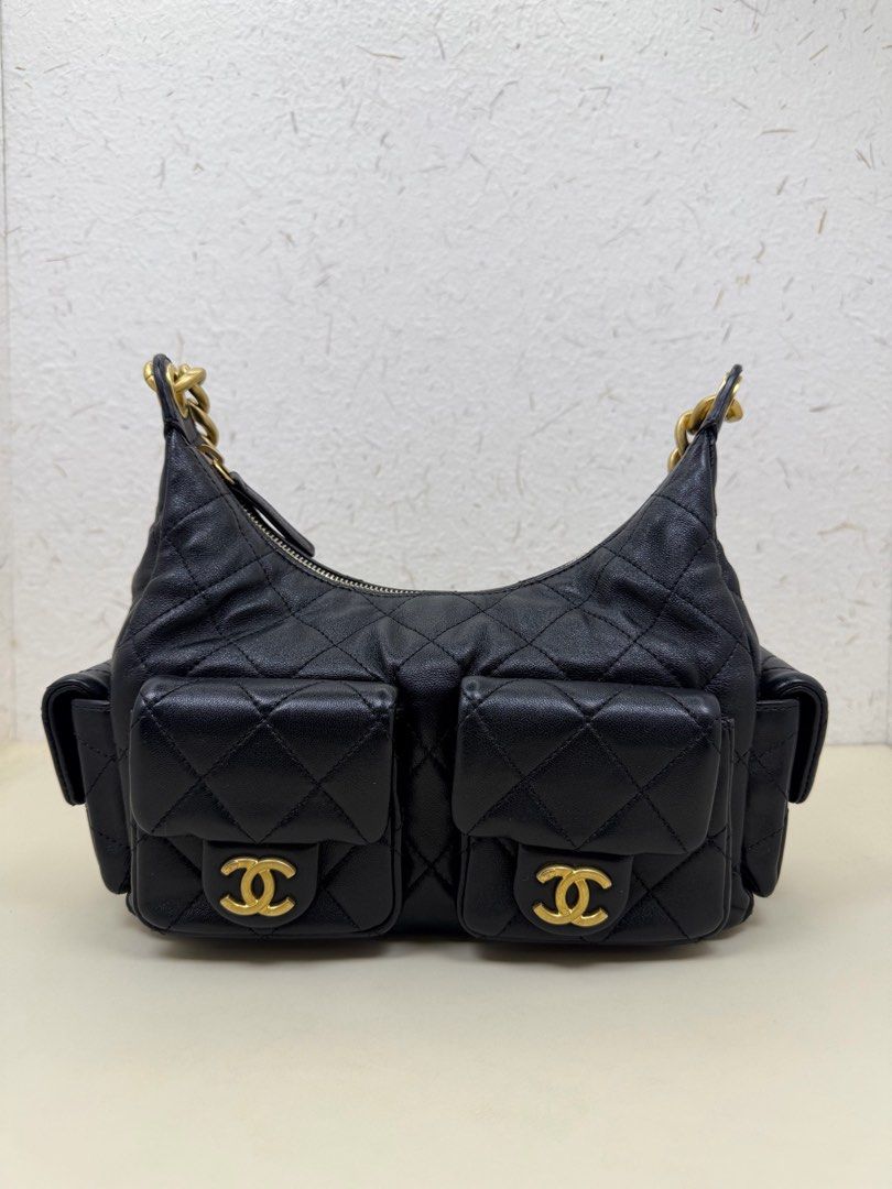 香奈儿 Chanel 晶片款 25C 黑金羊皮小号hobo 腋下包 嬉皮包 22cm （分類：手袋及銀包）位於 Hong Kong。 由 little_bee_hk 提交（商品編號 1463175509，圖片 1）。簡介： 。