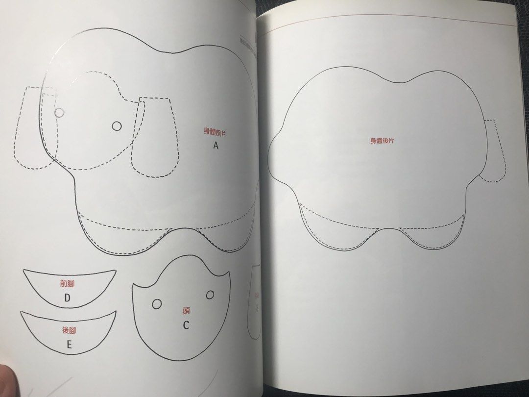 農場裡的絨毛玩偶 DIY 手作書 （免費書本，運費自付 （分類：文具及工藝 - 手作）位於 Hong Kong。 由 irenesomeone 提交（商品編號 1463211945，圖片 3）。簡介： 免費書本，不包括運費。 呢本書教你整可愛嘅農場動物絨毛公仔，有雞、貓、豬、牛、兔同埋羊。書入面有齊紙樣同埋步驟，好詳細。新手都可以試下，整俾小朋友或者自己玩都得。。