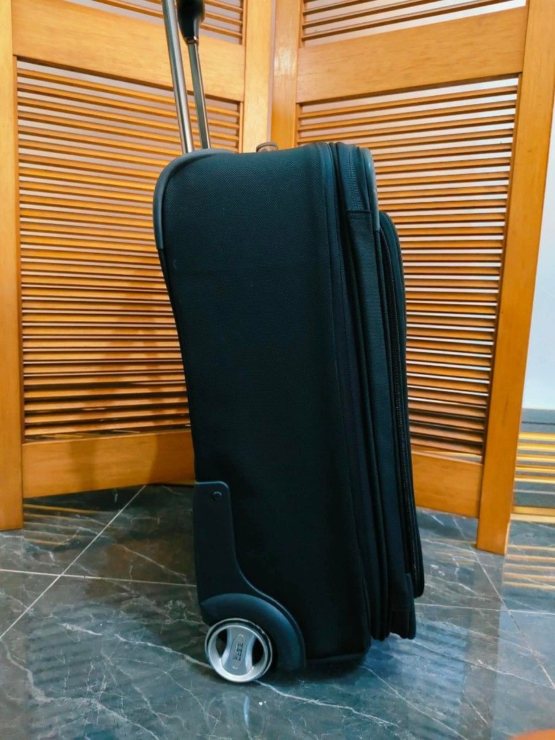 🧳 Halliburton upright (Category: Luggage) located in Manila. Submitted by chocoman0235367 (Listing ID 1463153400, Image 3). Description: .