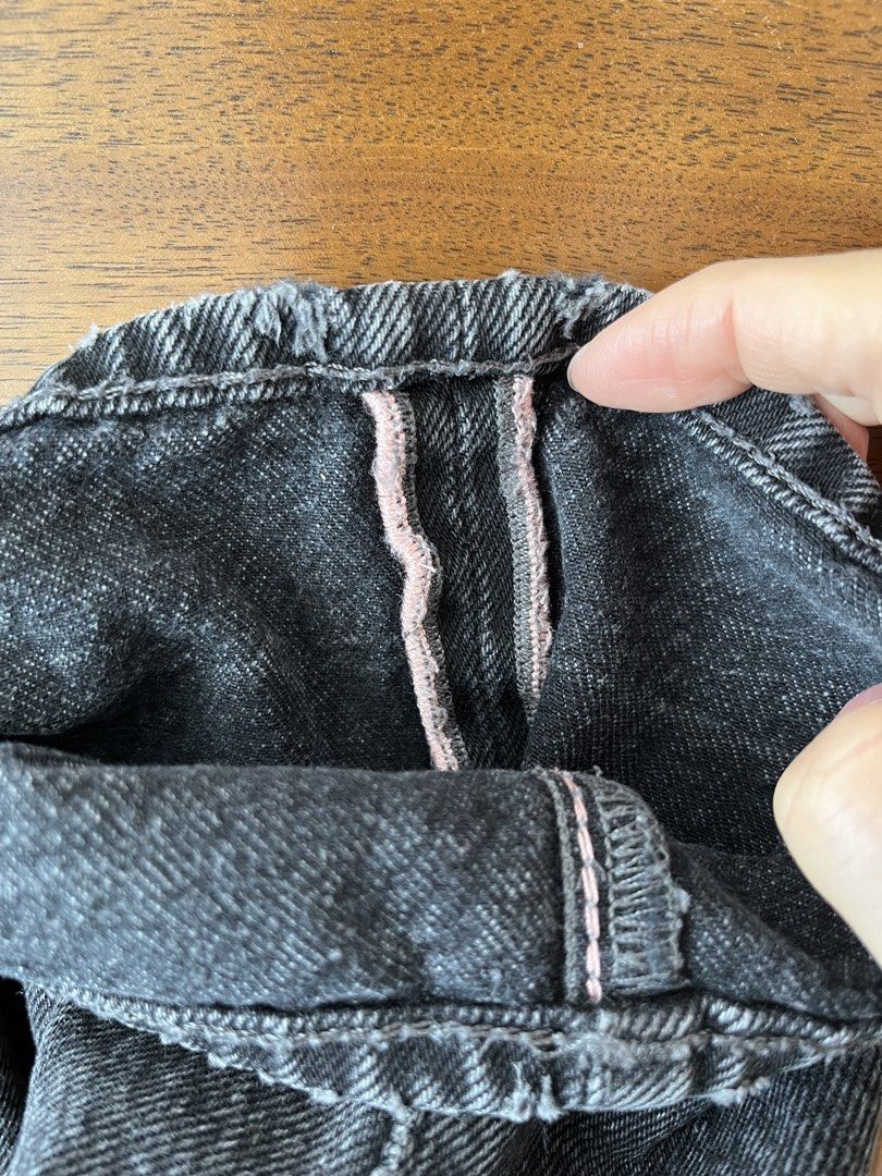Acne Studios 1996 Black Vintage Wash Jeans |黑色洗水牛仔褲 Size 28/30 （分類：牛仔褲）位於 Hong Kong。 由 maud.shell 提交（商品編號 1463204192，圖片 8）。簡介： [Acne Studios] 1996 High-Rise Straight Jeans – Vintage Black - Size: 28 / 30 (High-rise fit, approx. Size S) - Features: Iconic 1996 high-rise straight leg with a slight taper, subtle vintage wash finish, classic button fly, signature paper patch - Full length: approx. 98.5-99 cm Acne Studios【1996 系列】高腰直筒牛仔褲 – 復古黑色洗水效果 - 