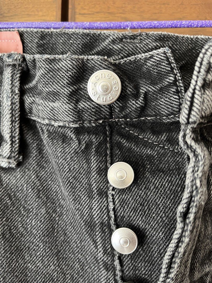 Acne Studios 1996 Black Vintage Wash Jeans |黑色洗水牛仔褲 Size 28/30 （分類：牛仔褲）位於 Hong Kong。 由 maud.shell 提交（商品編號 1463204192，圖片 5）。簡介： [Acne Studios] 1996 High-Rise Straight Jeans – Vintage Black - Size: 28 / 30 (High-rise fit, approx. Size S) - Features: Iconic 1996 high-rise straight leg with a slight taper, subtle vintage wash finish, classic button fly, signature paper patch - Full length: approx. 98.5-99 cm Acne Studios【1996 系列】高腰直筒牛仔褲 – 復古黑色洗水效果 - 