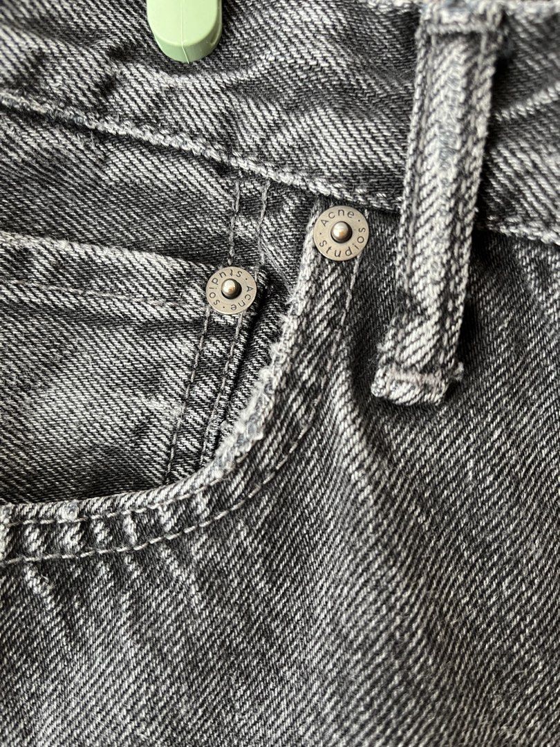 Acne Studios 1996 Black Vintage Wash Jeans |黑色洗水牛仔褲 Size 28/30 （分類：牛仔褲）位於 Hong Kong。 由 maud.shell 提交（商品編號 1463204192，圖片 4）。簡介： [Acne Studios] 1996 High-Rise Straight Jeans – Vintage Black - Size: 28 / 30 (High-rise fit, approx. Size S) - Features: Iconic 1996 high-rise straight leg with a slight taper, subtle vintage wash finish, classic button fly, signature paper patch - Full length: approx. 98.5-99 cm Acne Studios【1996 系列】高腰直筒牛仔褲 – 復古黑色洗水效果 - 
