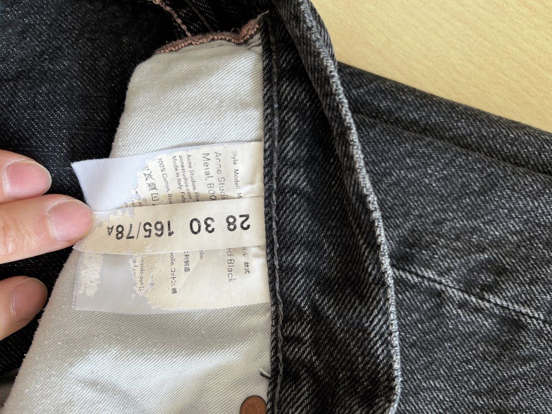 Acne Studios 1996 Black Vintage Wash Jeans |黑色洗水牛仔褲 Size 28/30 （分類：牛仔褲）位於 Hong Kong。 由 maud.shell 提交（商品編號 1463204192，圖片 6）。簡介： [Acne Studios] 1996 High-Rise Straight Jeans – Vintage Black - Size: 28 / 30 (High-rise fit, approx. Size S) - Features: Iconic 1996 high-rise straight leg with a slight taper, subtle vintage wash finish, classic button fly, signature paper patch - Full length: approx. 98.5-99 cm Acne Studios【1996 系列】高腰直筒牛仔褲 – 復古黑色洗水效果 - 