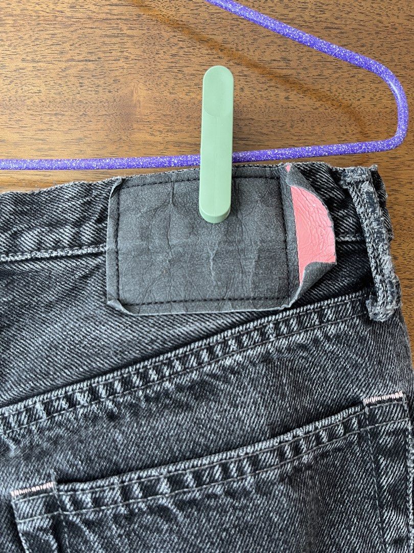 Acne Studios 1996 Black Vintage Wash Jeans |黑色洗水牛仔褲 Size 28/30 （分類：牛仔褲）位於 Hong Kong。 由 maud.shell 提交（商品編號 1463204192，圖片 3）。簡介： [Acne Studios] 1996 High-Rise Straight Jeans – Vintage Black - Size: 28 / 30 (High-rise fit, approx. Size S) - Features: Iconic 1996 high-rise straight leg with a slight taper, subtle vintage wash finish, classic button fly, signature paper patch - Full length: approx. 98.5-99 cm Acne Studios【1996 系列】高腰直筒牛仔褲 – 復古黑色洗水效果 - 