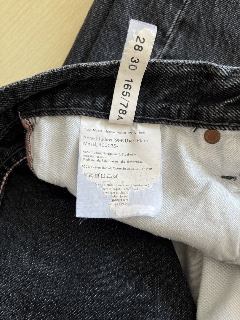 Acne Studios 1996 Black Vintage Wash Jeans |黑色洗水牛仔褲 Size 28/30 （分類：牛仔褲）位於 Hong Kong。 由 maud.shell 提交（商品編號 1463204192，圖片 7）。簡介： [Acne Studios] 1996 High-Rise Straight Jeans – Vintage Black - Size: 28 / 30 (High-rise fit, approx. Size S) - Features: Iconic 1996 high-rise straight leg with a slight taper, subtle vintage wash finish, classic button fly, signature paper patch - Full length: approx. 98.5-99 cm Acne Studios【1996 系列】高腰直筒牛仔褲 – 復古黑色洗水效果 - 
