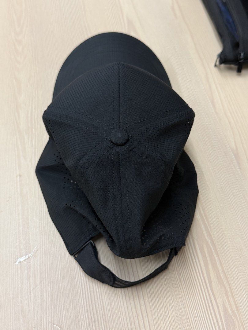 Adidas Black Cap with White Logo （分類：棒球帽、帽）位於 Hong Kong。 由 samuel.476 提交（商品編號 1463261111，圖片 3）。簡介： Black Adidas cap. Features the classic three-stripe logo in white on the front. The material looks breathable, possibly with small perforations on the sides. Adjustable strap at the back for a good fit. Great for sports or casual wear.。