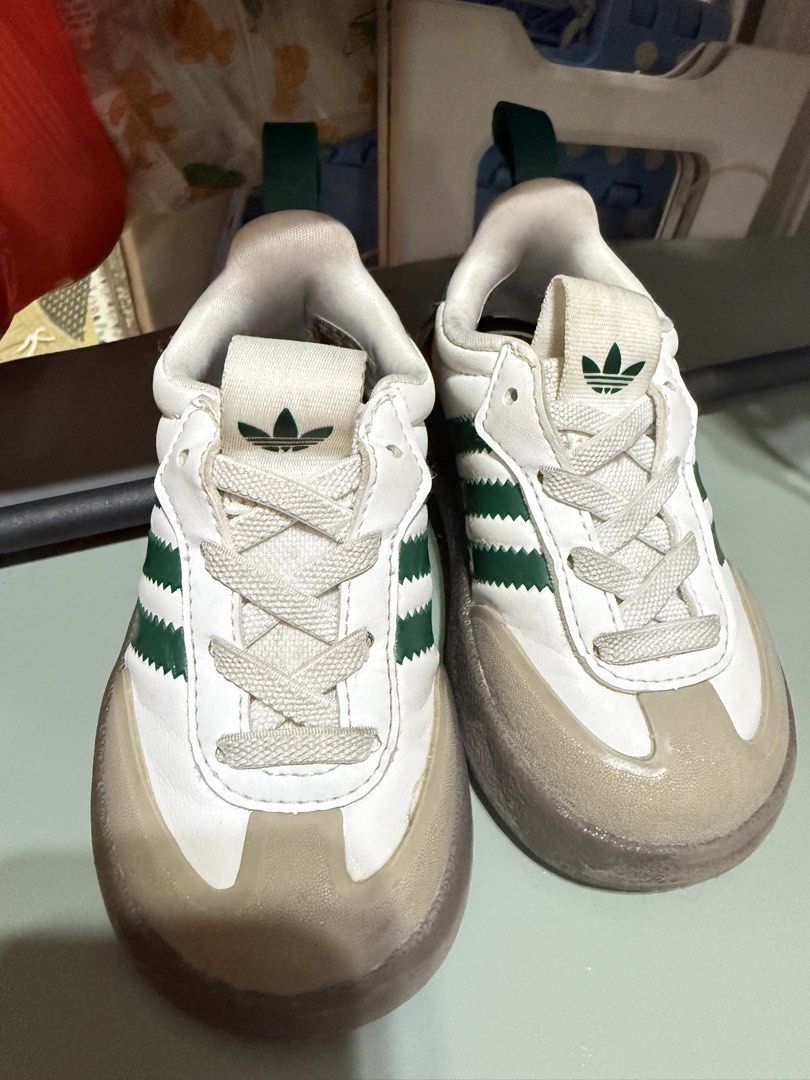 Adidas Samba 童鞋 （分類：嬰兒及小童流行時尚）位於 Hong Kong。 由 bubimiu 提交（商品編號 1463166321，圖片 2）。簡介： 呢對 Adidas Samba 嬰兒鞋，白色配綠色三間，好經典。鞋頭有特別嘅膠面設計，保護腳趾仔。適合細路仔著，出街或者返學都得。 內長14cm 深水埗交收。