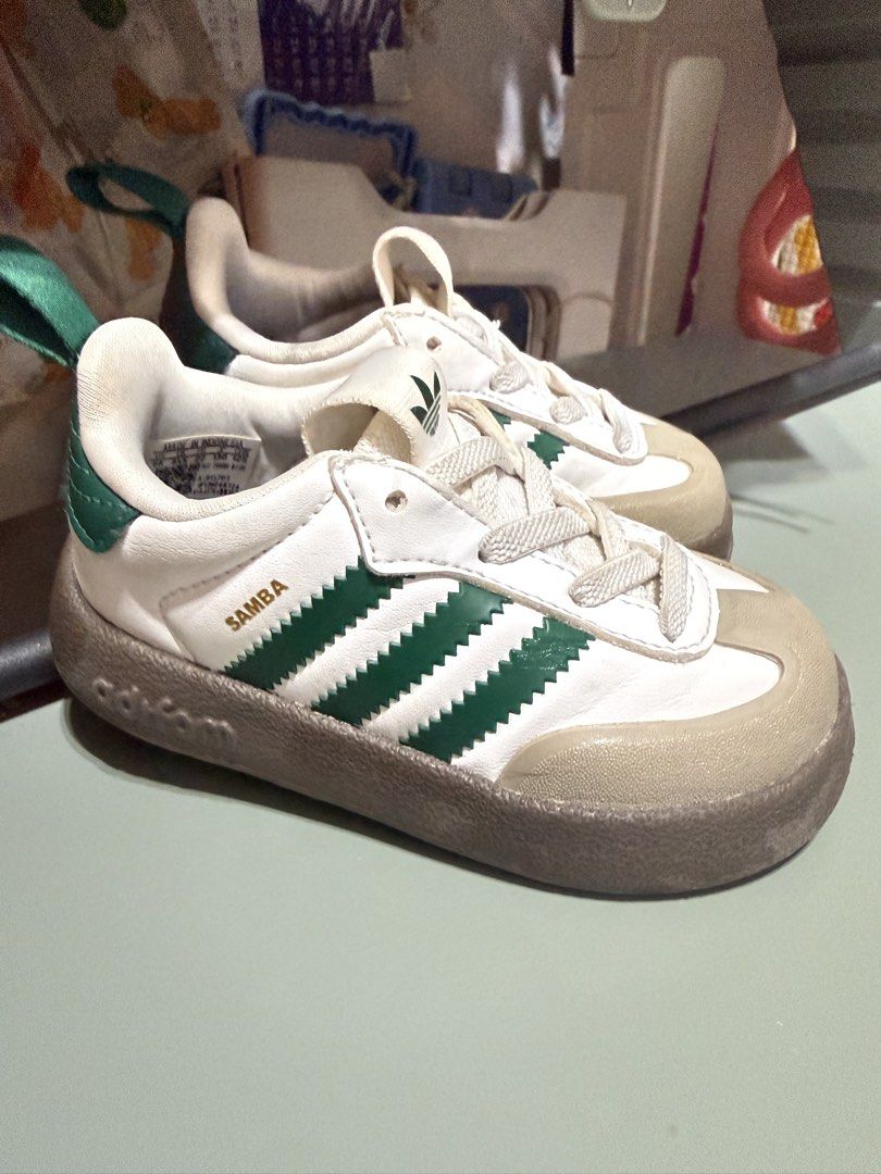 Adidas Samba 童鞋 （分類：嬰兒及小童流行時尚）位於 Hong Kong。 由 bubimiu 提交（商品編號 1463166321，圖片 1）。簡介： 呢對 Adidas Samba 嬰兒鞋，白色配綠色三間，好經典。鞋頭有特別嘅膠面設計，保護腳趾仔。適合細路仔著，出街或者返學都得。 內長14cm 深水埗交收。