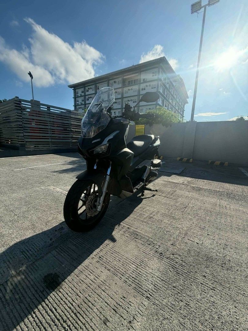 adv160 (Category: Motorbikes for Sale) located in Binan City. Submitted by oddstar.e2c2a4 (Listing ID 1463129156, Image 3). Description: Adv160 2023 model black matte 3yrs registered 1 yr old 1st owner all stock 9k ODO twice Change oil & once gear oil change 2 remote keys Complete papers(OR/CR) w/manual No issue.