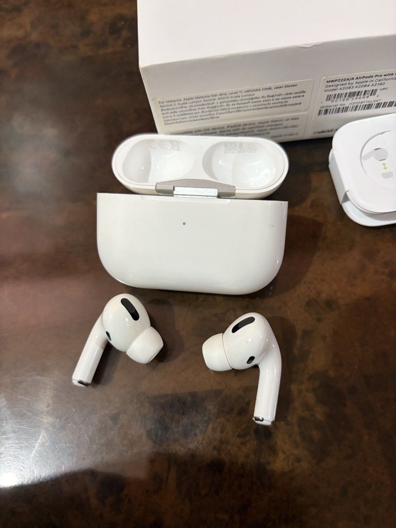 AirPods Pro Gen 1(complete) (Category: Earphones) located in Dasmarinas. Submitted by markusi22 (Listing ID 1463293580, Image 2). Description: .