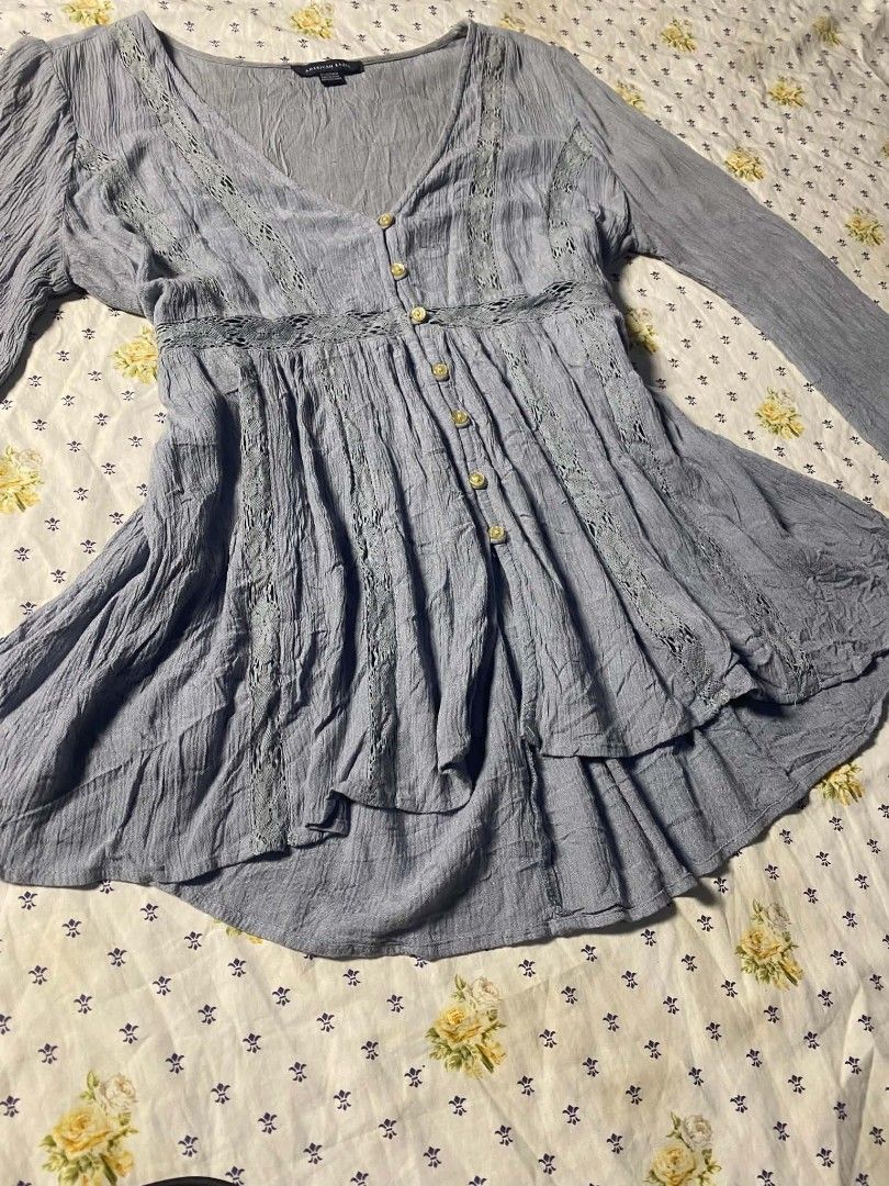 American Eagle boho blouse (Category: Longsleeves) located in Malita. Submitted by fit_picks (Listing ID 1463186765, Image 2). Description: American Eagle boho tunic featuring delicate lace insets and flowy bell sleeves. price: 500 plus sf.
