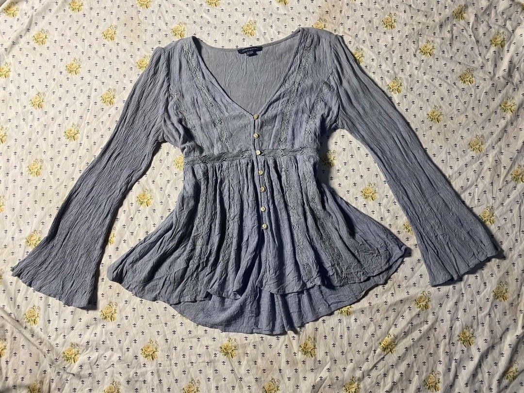 American Eagle boho blouse (Category: Longsleeves) located in Malita. Submitted by fit_picks (Listing ID 1463186765, Image 1). Description: American Eagle boho tunic featuring delicate lace insets and flowy bell sleeves. price: 500 plus sf.