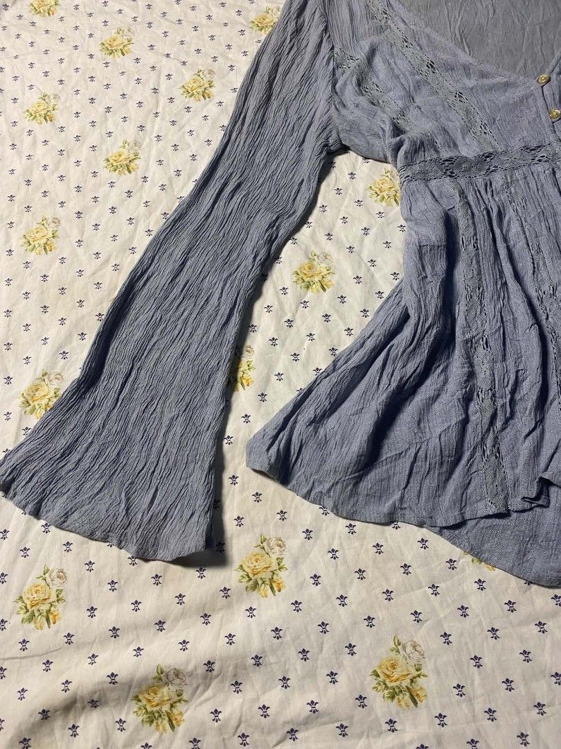 American Eagle boho blouse (Category: Longsleeves) located in Malita. Submitted by fit_picks (Listing ID 1463186765, Image 3). Description: American Eagle boho tunic featuring delicate lace insets and flowy bell sleeves. price: 500 plus sf.