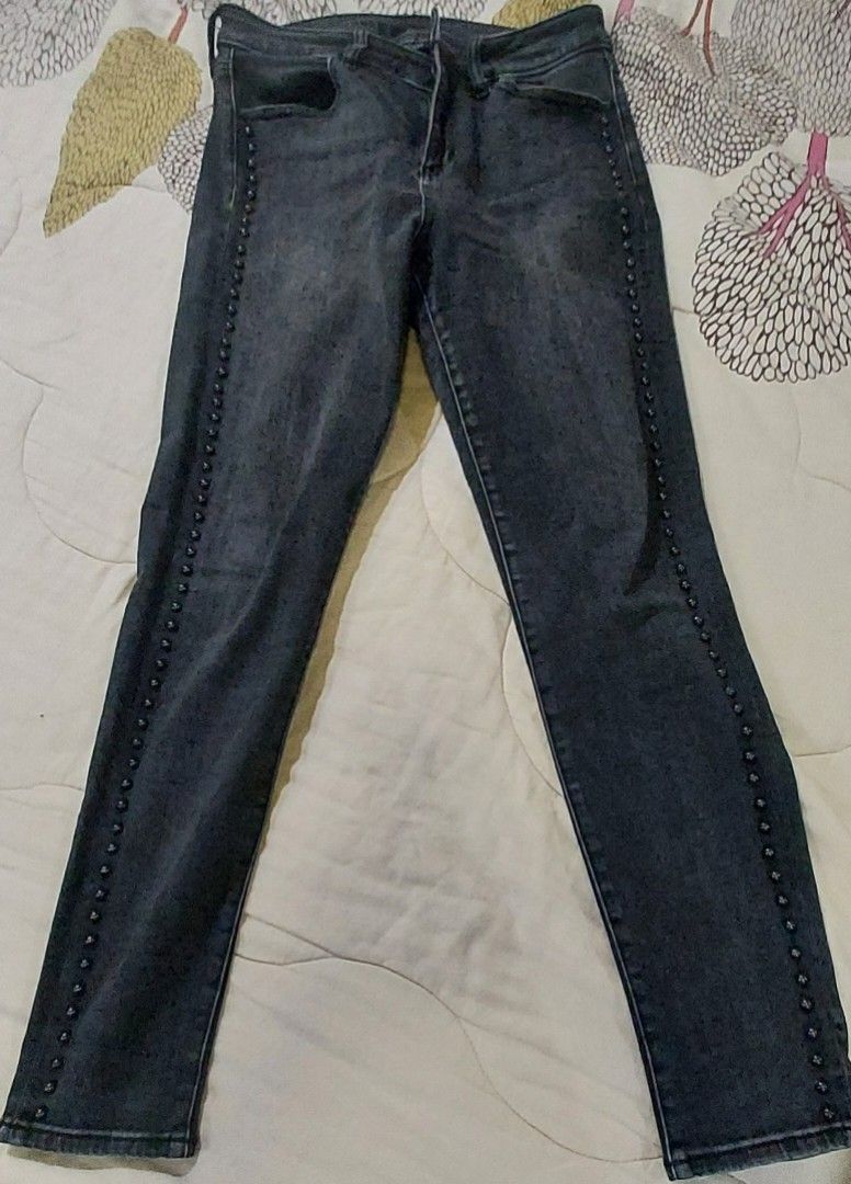 American eagle denim jeans super strech (Category: Jeans) located in Talisay. Submitted by j-selectfinds (Listing ID 1463259885, Image 1). Description: Lightly used. American eagle jeans superstrech. Fits 28-33 waistline superstrechy black denim. RFS: declutter.