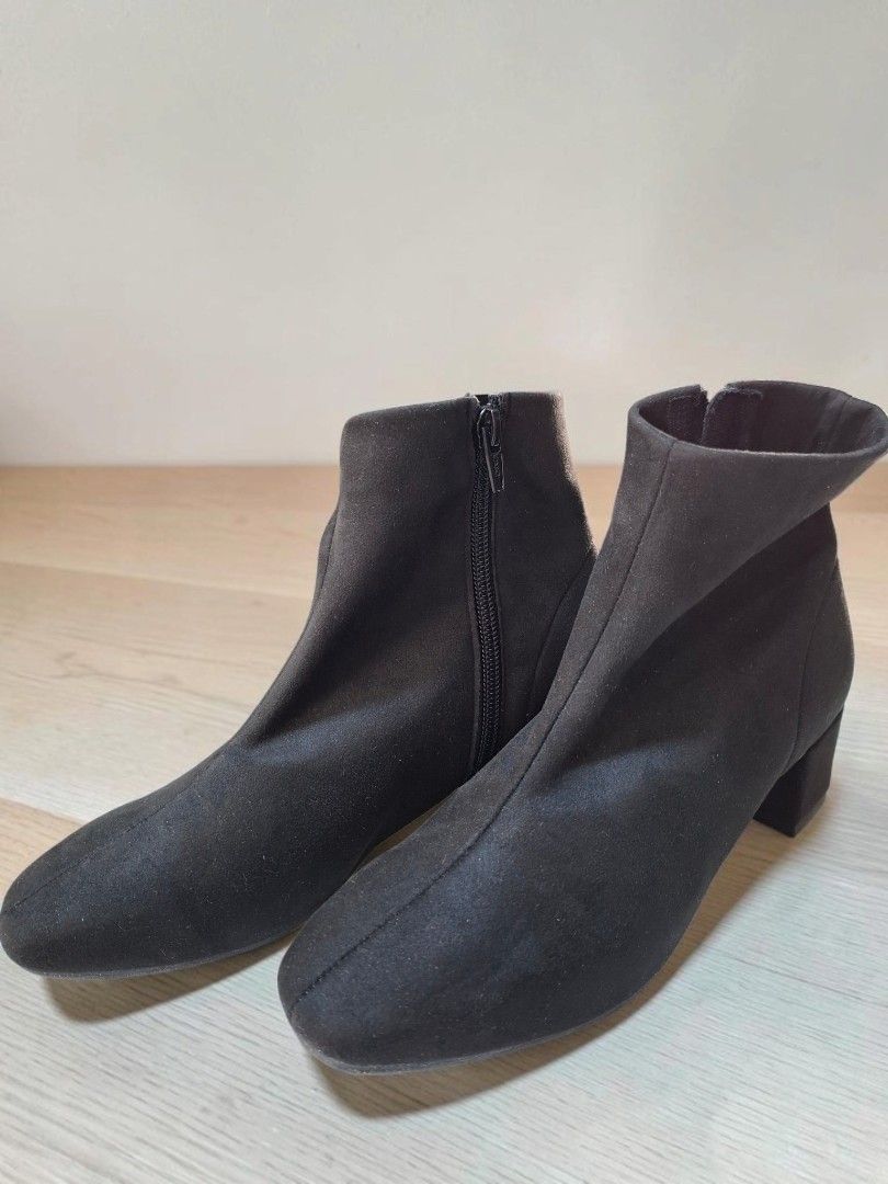 ANGIE'S CLOSET SUEDE BLACK ANKLE BOOTS (Category: Boots) located in Las Pinas. Submitted by annachiaonair2037 (Listing ID 1463210697, Image 1). Description: ANGIE'S CLOSET SUEDE BLACK ANKLE BOOTS FROM JAPAN MADE IN JAPAN 23CM with box and tag Disclaimer: I am not affiliated with, associated with, or authorized by any of the brands featured posted. Any mention of brand names, trademarks, or logos is solely for identification and reference purposes