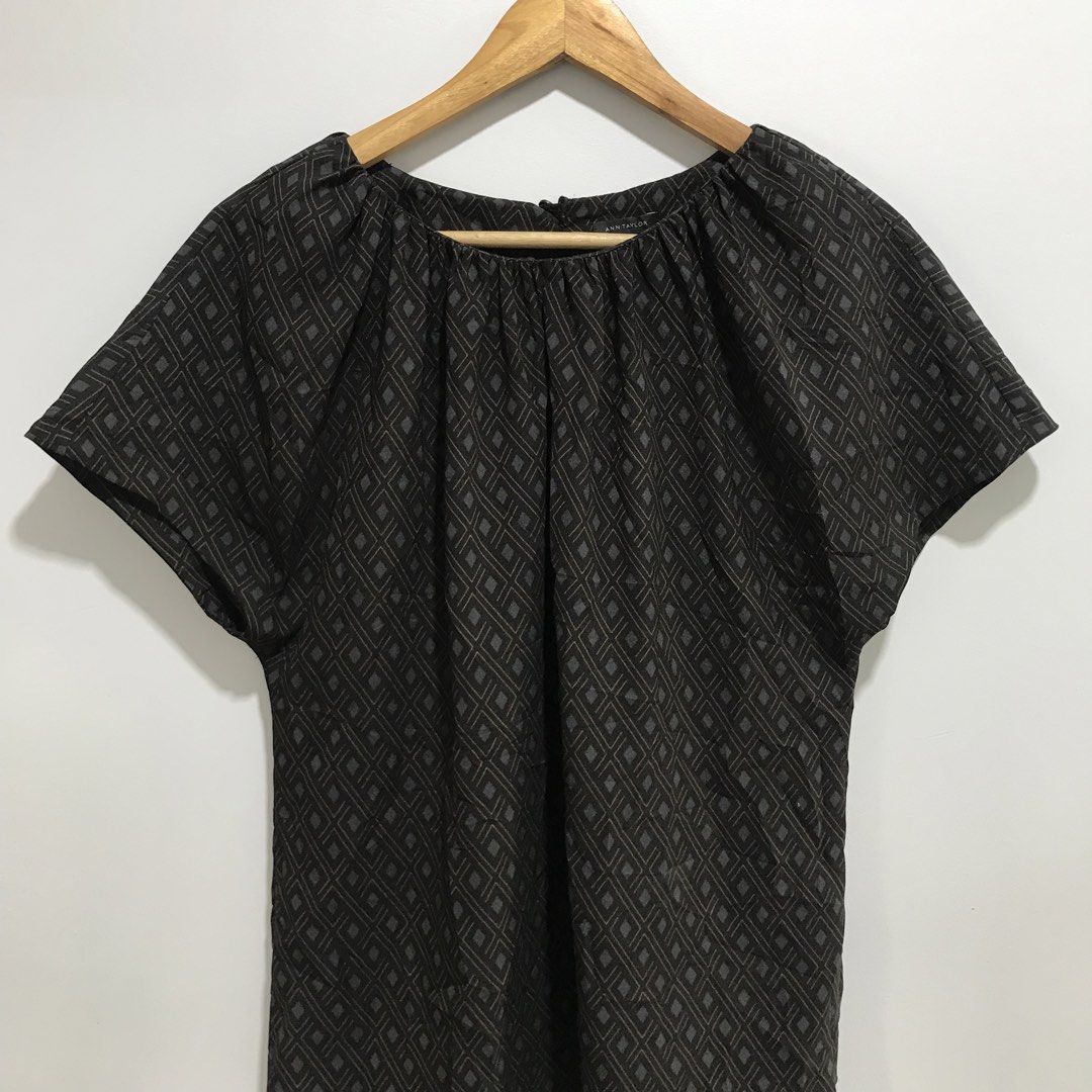ANN TAYLOR Printed Top (Category: Blouses) located in Cavite. Submitted by tanya.valentin (Listing ID 1463295533, Image 1). Description: - 22x26.
