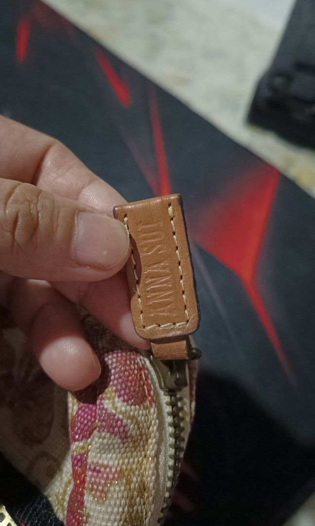 Anna Sui pouch (Category: Purses & Pouches) located in Pasay City. Submitted by khim1202ma07307 (Listing ID 1463325573, Image 3). Description: .