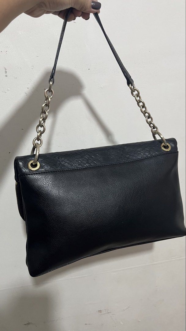 Anne Klein Shoulder Bag (Category: Shoulder Bags) located in Muntinlupa City. Submitted by pinkflower.226 (Listing ID 1463181888, Image 2). Description: Minimal sign of usage See photos for reference G-Payment/Bank Transfer Accepted .