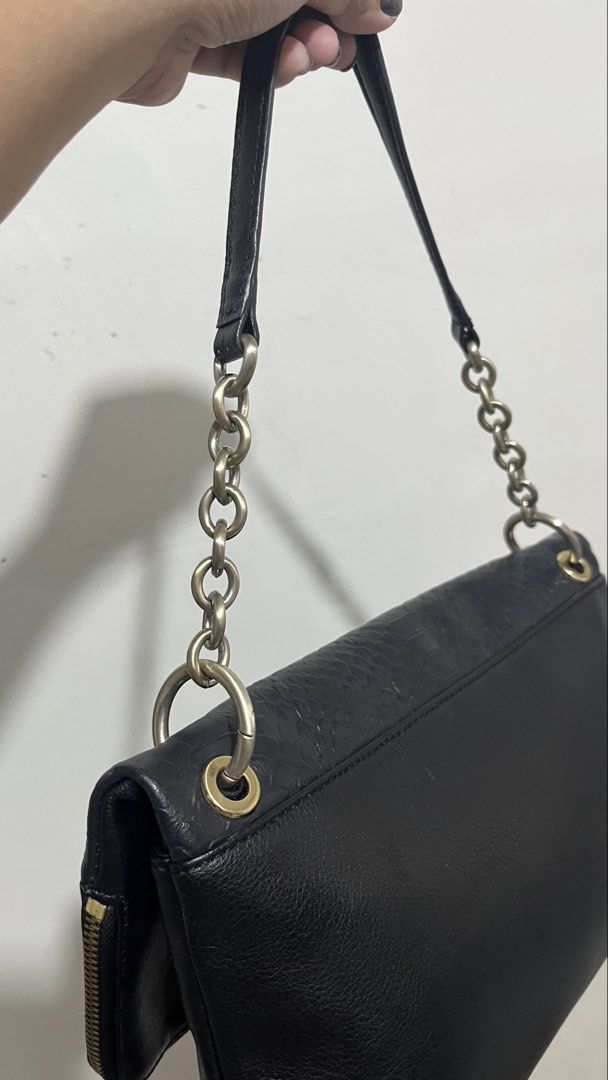 Anne Klein Shoulder Bag (Category: Shoulder Bags) located in Muntinlupa City. Submitted by pinkflower.226 (Listing ID 1463181888, Image 3). Description: Minimal sign of usage See photos for reference G-Payment/Bank Transfer Accepted .