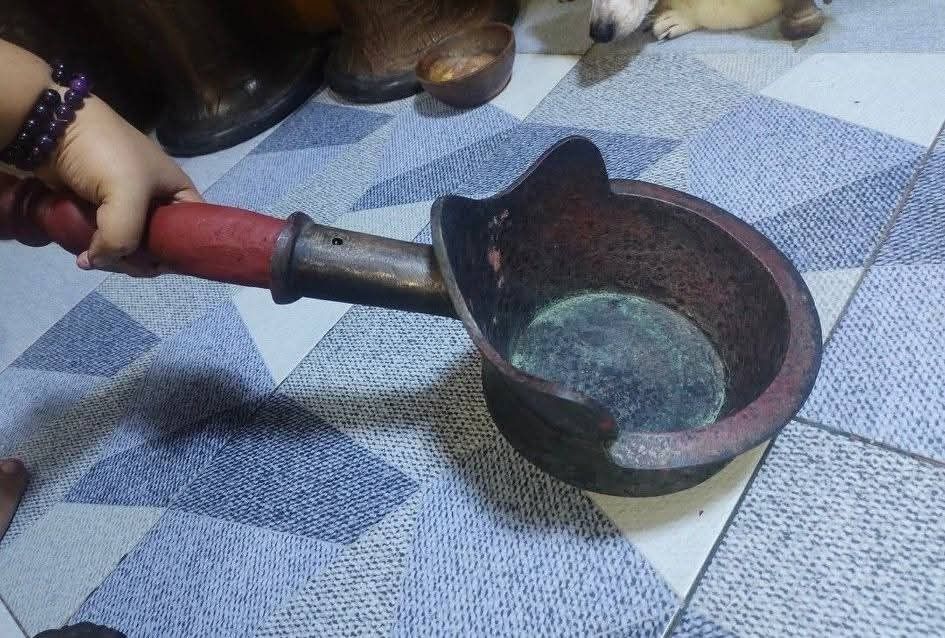 Antique Big Prinsa (Category: Vintage Collectibles) located in Mandaluyong City. Submitted by theforgottentreasures (Listing ID 1463322480, Image 3). Description: 4500 pesos!!! 📌 Antique Big Prinsa 23 x 9 x 5 inches made of brass, iron and wood what you see is what you get.