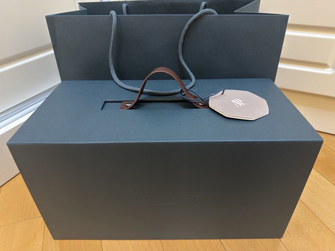 AP 中秋禮物 VIP gift Audemars Piguet Lantern with Box and Bag （分類：燈飾）位於 Hong Kong。 由 dzdgkxcw4w26244 提交（商品編號 1463141253，圖片 2）。簡介： Audemars Piguet lantern. Comes with original packaging, including the box and shopping bag. Also includes the user guide. Unique design with intricate cutouts. Great collectible item from AP.。