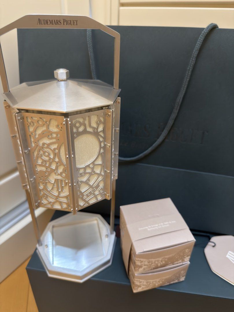 AP 中秋禮物 VIP gift Audemars Piguet Lantern with Box and Bag （分類：燈飾）位於 Hong Kong。 由 dzdgkxcw4w26244 提交（商品編號 1463141253，圖片 1）。簡介： Audemars Piguet lantern. Comes with original packaging, including the box and shopping bag. Also includes the user guide. Unique design with intricate cutouts. Great collectible item from AP.。