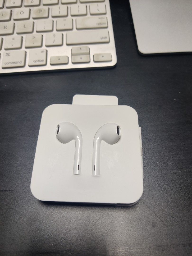 Apple EarPods with Lightning Connector （分類：耳機）位於 Hong Kong。 由 hpssshk 提交（商品編號 1463153798，圖片 1）。簡介： Original Apple EarPods. These are the wired version with a Lightning connector. White colour. Comes in the original packaging. Great for listening to music or taking calls.。