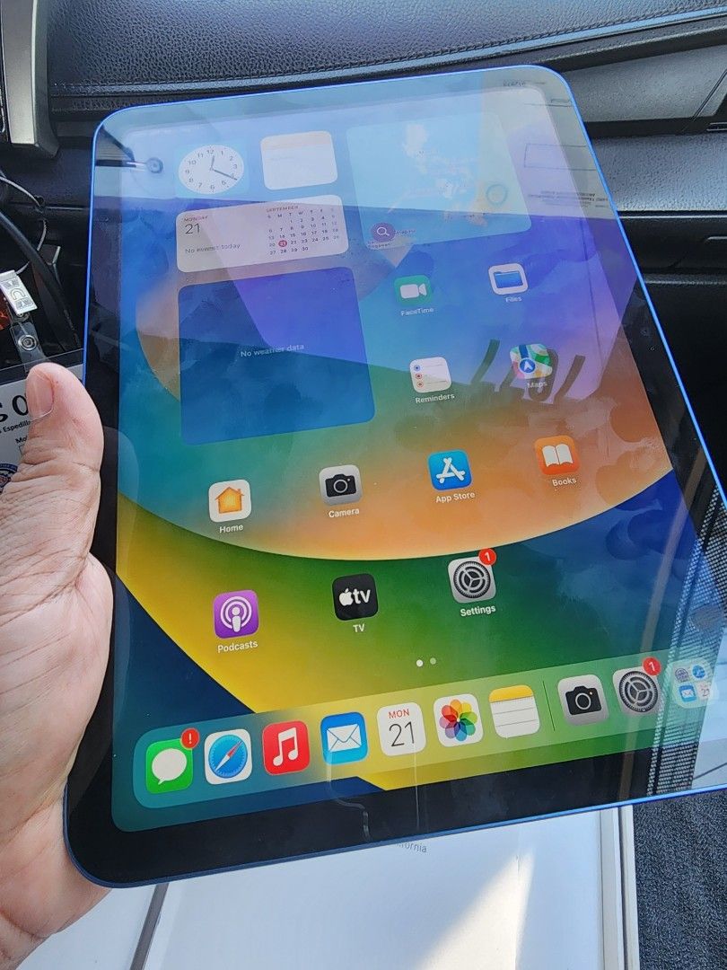 Apple iPad 10th Gen Blue (Category: iPad) located in Manila. Submitted by abdulfatak37758 (Listing ID 1463199436, Image 3). Description: - Blue iPad 10th Generation - Comes with original box - Fully functional, ready for a new owner.