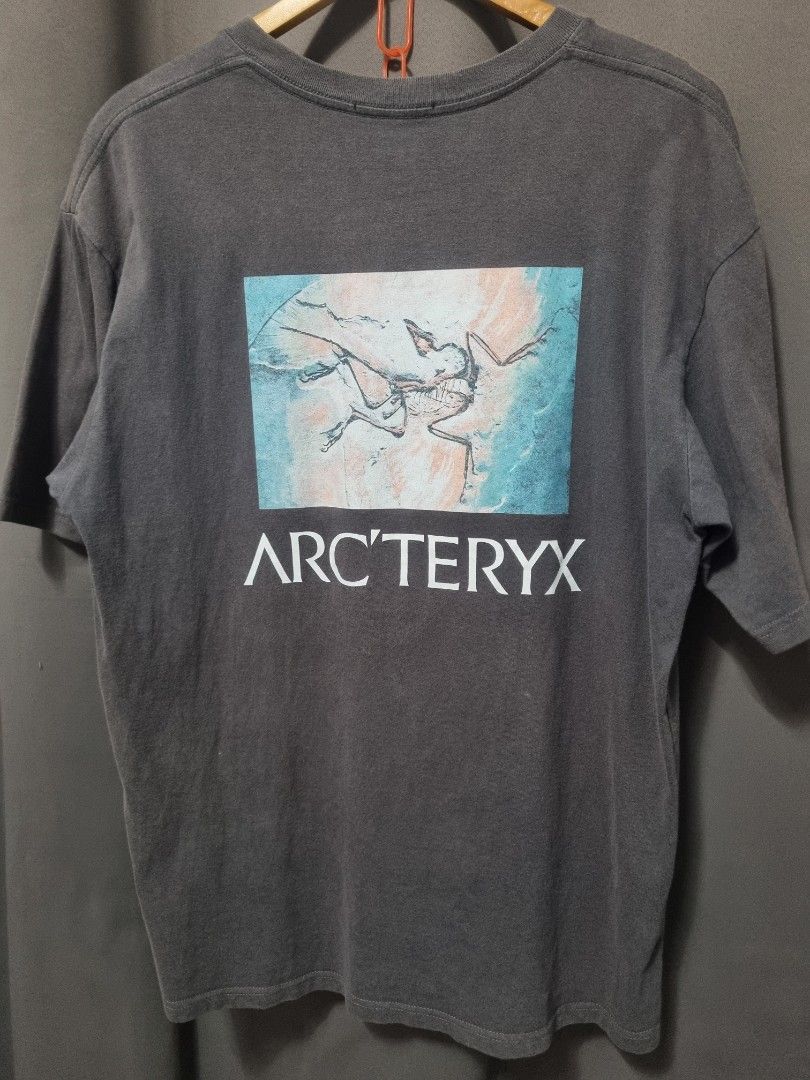 Arc' teryx (Category: Activewear) located in Manila. Submitted by solotrifting (Listing ID 1463231446, Image 1). Description: arc'teryx good condition dimention : 21 width, 29 length.