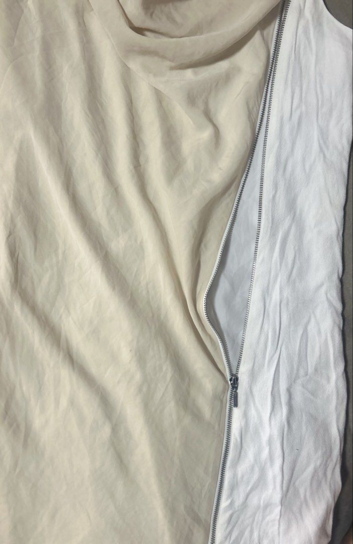 ARMANI XCHANGE (Category: Dresses) located in Davao. Submitted by sart0ria85 (Listing ID 1463262374, Image 3). Description: A cream and white with a vertical zipper bodycon dress. 100% POLYESTER MADE IN CHINA 🇨🇳 SMALL. Size 4 EXCELLENT CONDITION (92/100).