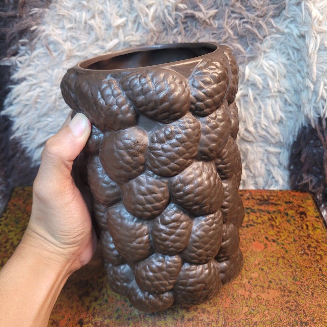 Around 1 kilo Rustic Textured Black Pinecone / Berry Cluster Ceramic Cylindrical Vase. (Category: Vases & Decorative Bowls) located in Pasig City. Submitted by hoa_japan_surplus_32023 (Listing ID 1463227342, Image 2). Description: 9x6 inches, approx. ❌️NON-COD ✅️ PAYMENT FIRST POLICY ✅️ FIRST TO PAY _____________________________________________ ‼️SHIPPING OPTION‼️ 📌Flash Express, J&T, Gogo Express, Lalamove or Personal Pick-up Location: PASIG CI