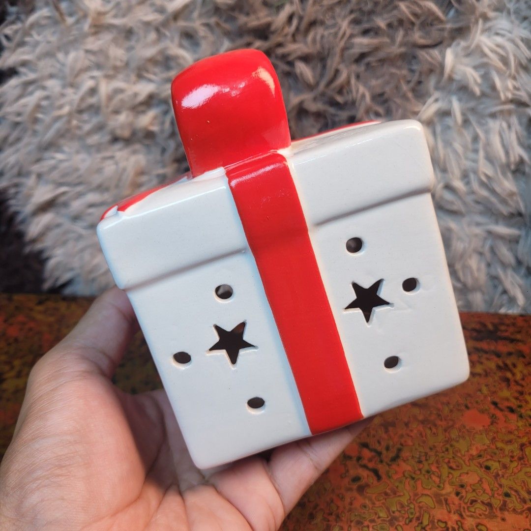 Around half kilo Christmas Present Ceramic Gift Box Luminary! (Category: Vintage Collectibles) located in Pasig City. Submitted by hoa_japan_surplus_32023 (Listing ID 1463221954, Image 3). Description: 5.5x4 inches, approx. ❌️NON-COD ✅️ PAYMENT FIRST POLICY ✅️ FIRST TO PAY _____________________________________________ ‼️SHIPPING OPTION‼️ 📌Flash Express, J&T, Gogo Express, Lalamove or Personal Pick-up Location: PASIG CITY ________________________